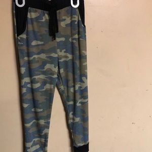NOBLE U Camo Capris
